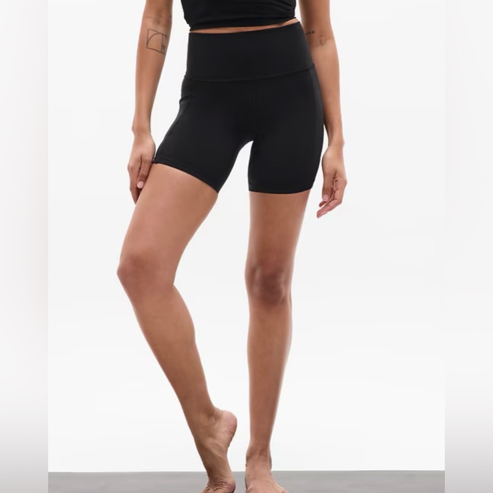 Athleta Black Women's Shorts Salutation Stash High Rise
Short